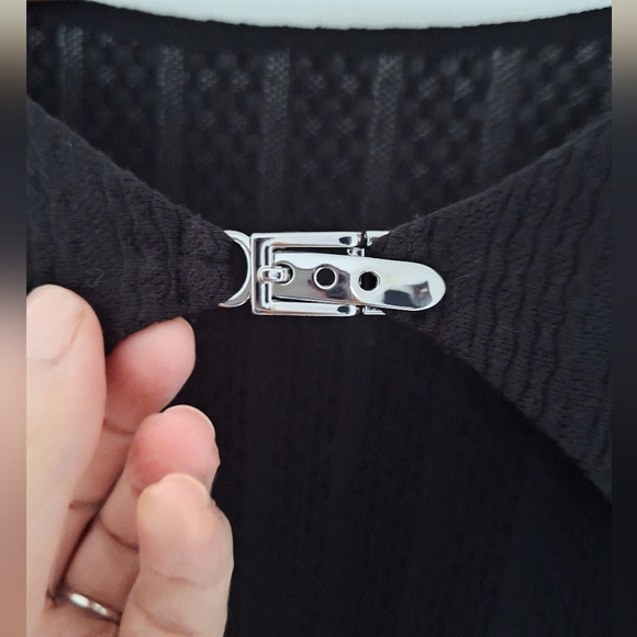 NWT Guess Open Back Buckle Detail Long Sleeve Embellishment Top Large - Picture 3 of 10